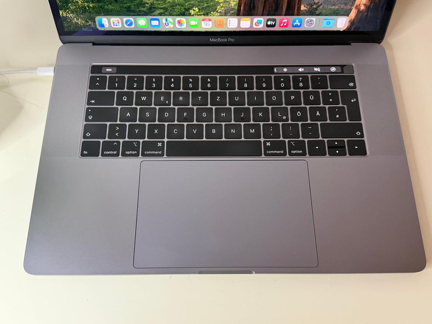 MacBook Pro (2019) [15,4", Touch Bar, Intel Core i9 2,3GHz, 32GB RAM, 1TB SSD, Intel UHD Graphics 630 + AMD Radeon Pro 560X, macOS] Grigio