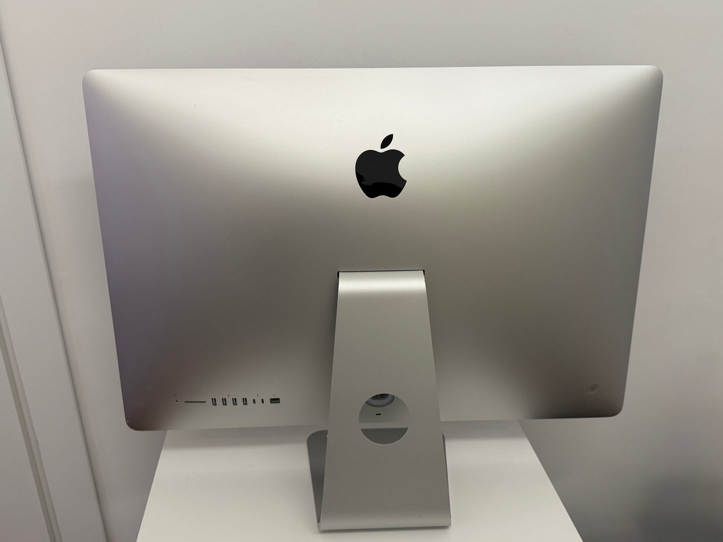 iMac (2019) [27", 5K, Retina, Intel Core i5 3,0GHz, 32GB RAM, 1TB Fusion Drive + 32GB SSD, AMD Radeon Pro 570X, macOS] argento