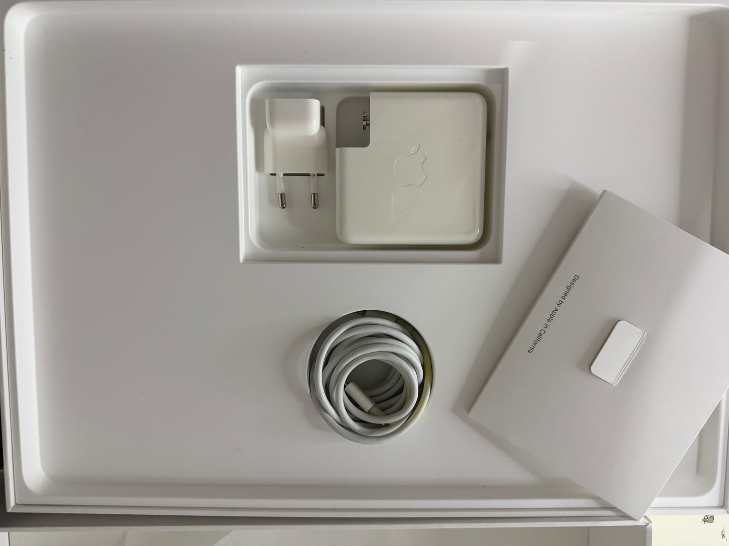 MacBook Pro (2019) [15,4", Touch Bar, Intel Core i9 2,3GHz, 16GB RAM, 512GB SSD, Intel UHD Graphics 630, Mac OS X] Grigio