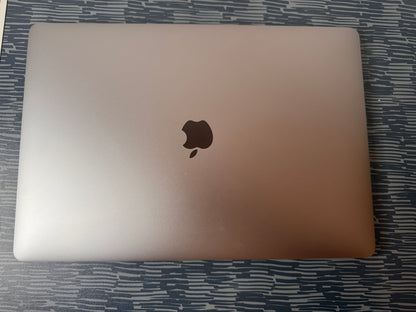 MacBook Pro (2019) [15,4", Retina, Touch Bar, Intel Core i7 2,6GHz, 16GB RAM, 256GB SSD, Intel UHD Graphics 630, AMD Radeon Pro 555X, Mac OS X] grigio