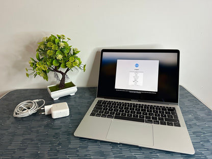 MacBook Air (2018) [13,3", Retina, Intel Core i5 1,6GHz, 8GB RAM, 128GB SSD, Intel UHD Graphics 617, macOS] argento