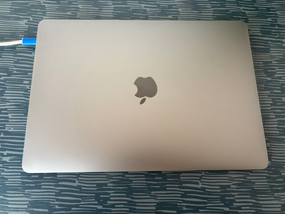 MacBook Pro (Mid 2018) [13,3", Touch Bar, Intel Core i5 2,3GHz, 8GB RAM, 256GB SSD, Intel Iris Plus Graphics 655, macOS] Grigio