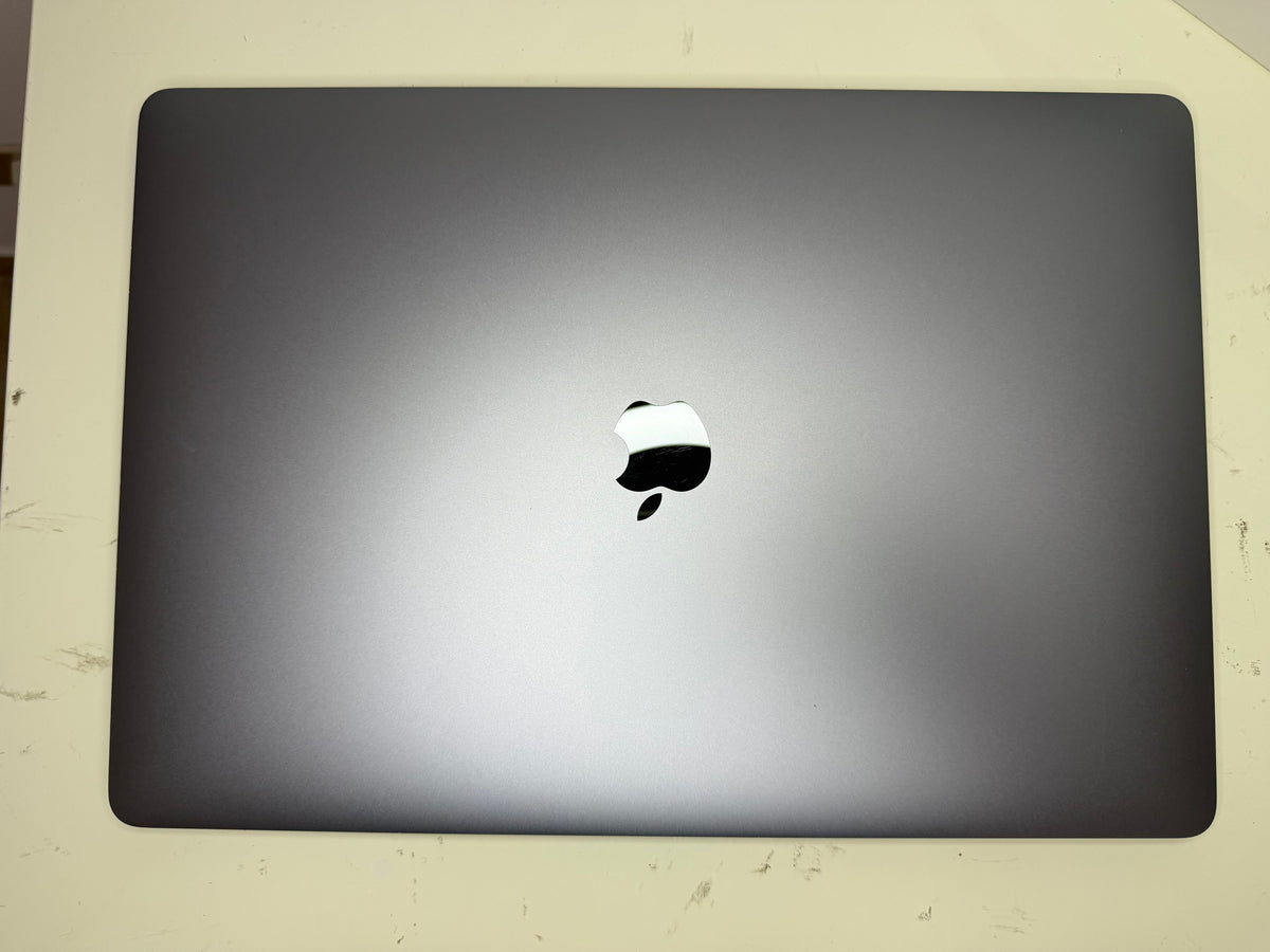 MacBook Pro (2017) [15,4", Touch Bar, Intel Core i7 2,8GHz, 16GB RAM, 256GB SSD, Intel HD Graphics 630 + AMD Radeon Pro 555, macOS] grigio