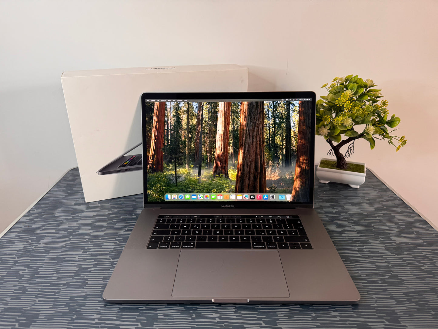 MacBook Pro (2019) [15,4", Retina, Touch Bar, Intel Core i7 2,6GHz, 16GB RAM, 256GB SSD, Intel UHD Graphics 630, AMD Radeon Pro 555X, Mac OS X] grigio