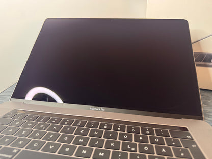 MacBook Pro (2019) [15,4", Retina, Touch Bar, Intel Core i7 2,6GHz, 16GB RAM, 256GB SSD, Intel UHD Graphics 630, AMD Radeon Pro 555X, Mac OS X] grigio