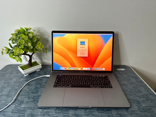 MacBook Pro (2017) [15,4", Touch Bar, Intel Core i7 3,1GHz, 16GB RAM, 1TB SSD, AMD Radeon Pro 560, macOS] grigio