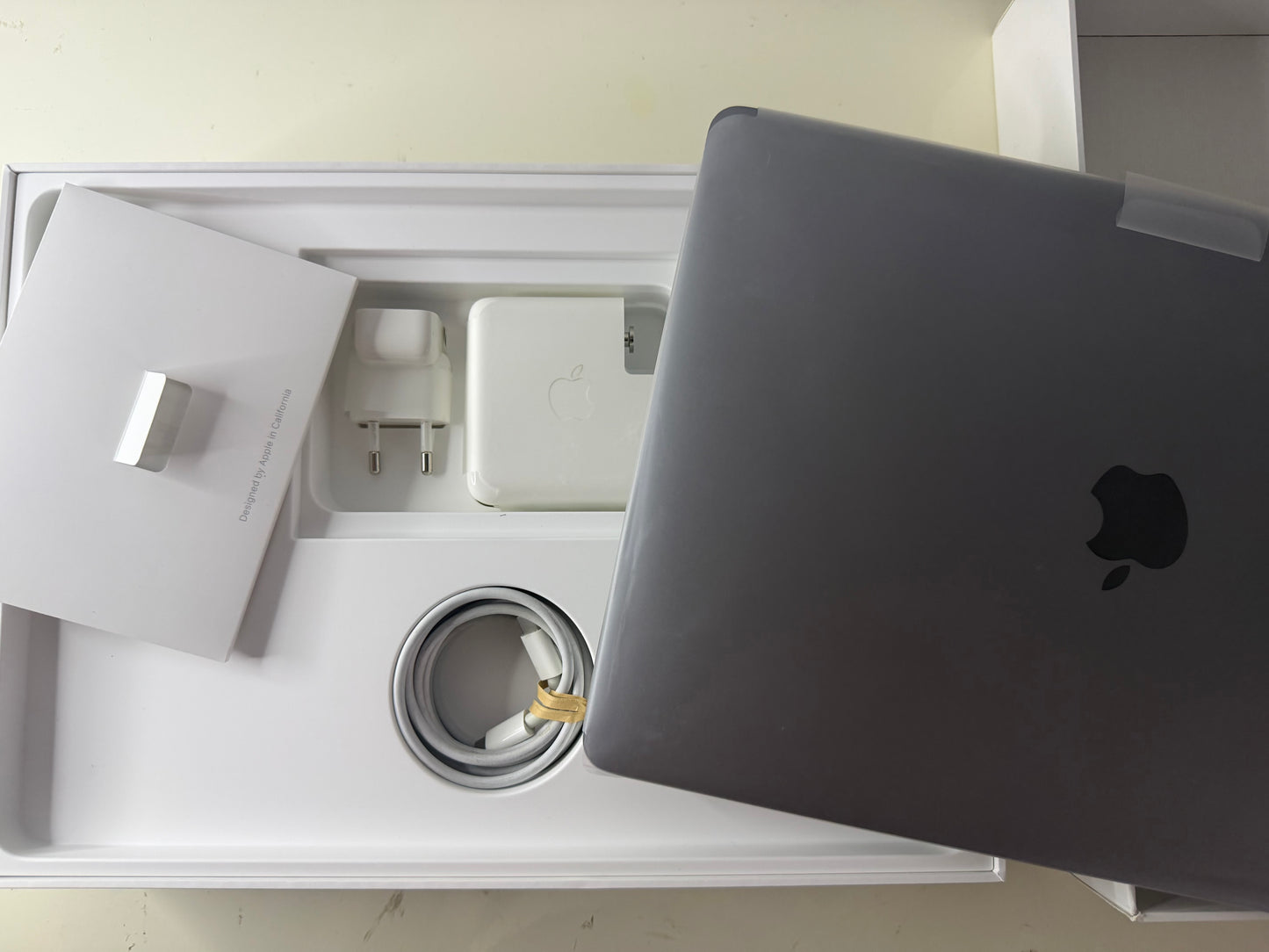 MacBook Pro (2018) [13,3", Touch Bar, Intel Core i5 2,3GHz, 16GB RAM, 256GB SSD, Intel Iris Plus Graphics 655, macOS] Grigio