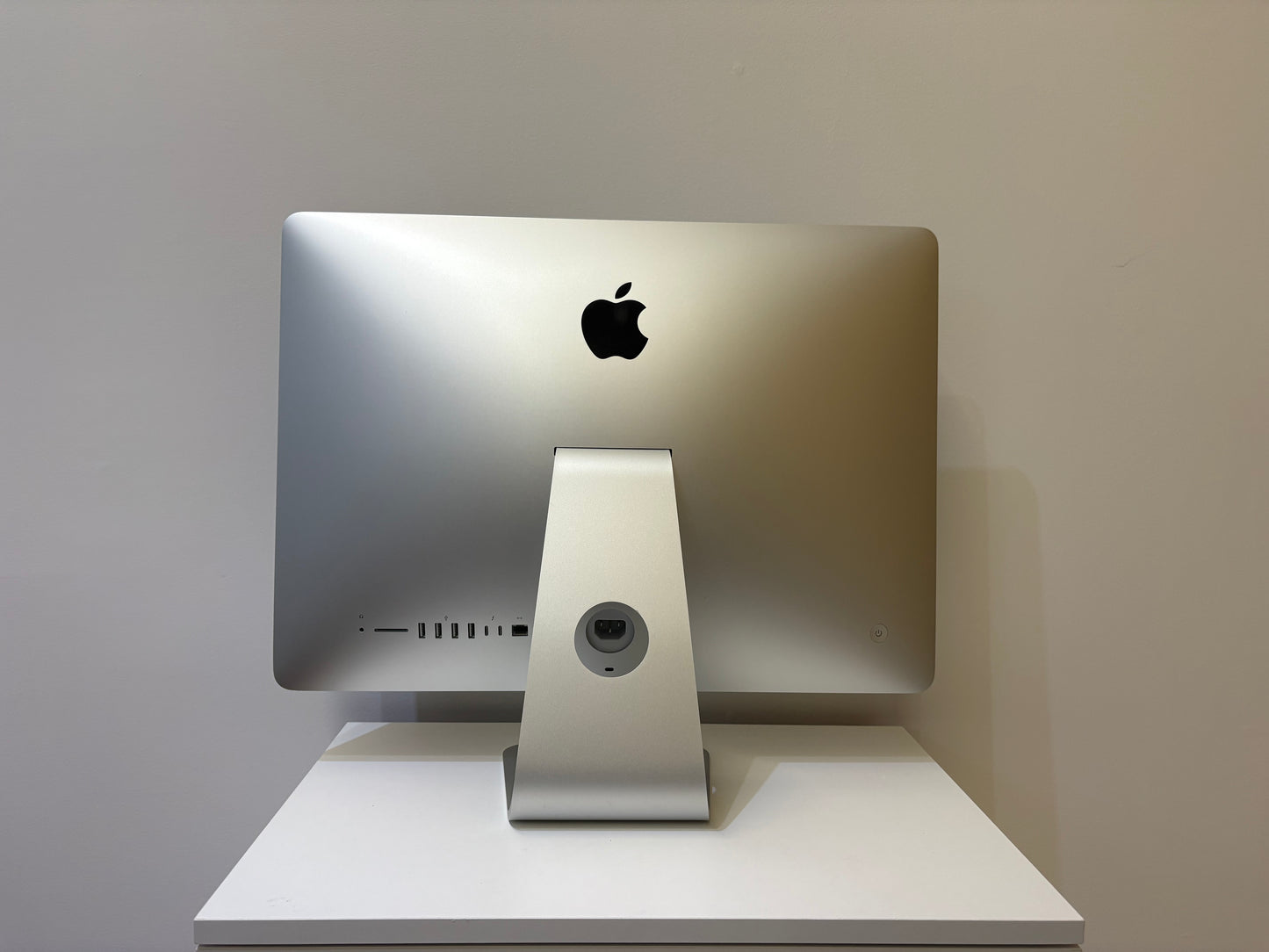 iMac (2019) [21,5", 4K, Retina, Intel Core i5 3,0GHz, 16GB RAM, 256 GB, AMD Radeon Pro 560X, macOS] argento