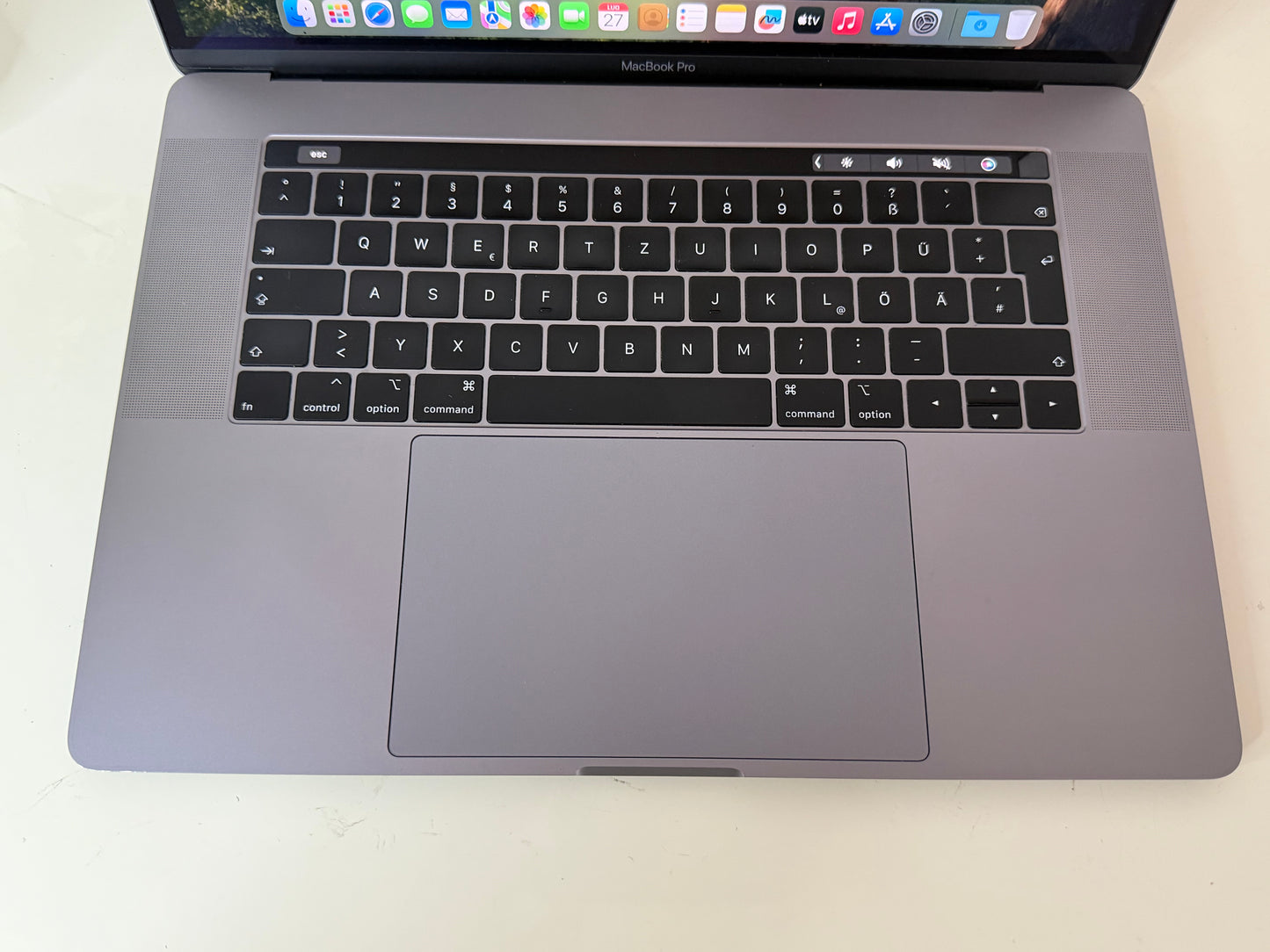 MacBook Pro (2019) [15,4", Touch Bar, Intel Core i9 2,3GHz, 32GB RAM, 1TB SSD, Intel UHD Graphics 630 + AMD Radeon Pro 560X, macOS] grigio