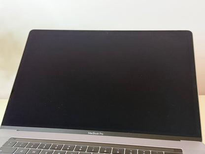 MacBook Pro (2019) [15,4", Touch Bar, Intel Core i9 2,3GHz, 32GB RAM, 1TB SSD, Intel UHD Graphics 630 + AMD Radeon Pro 560X, macOS] grigio