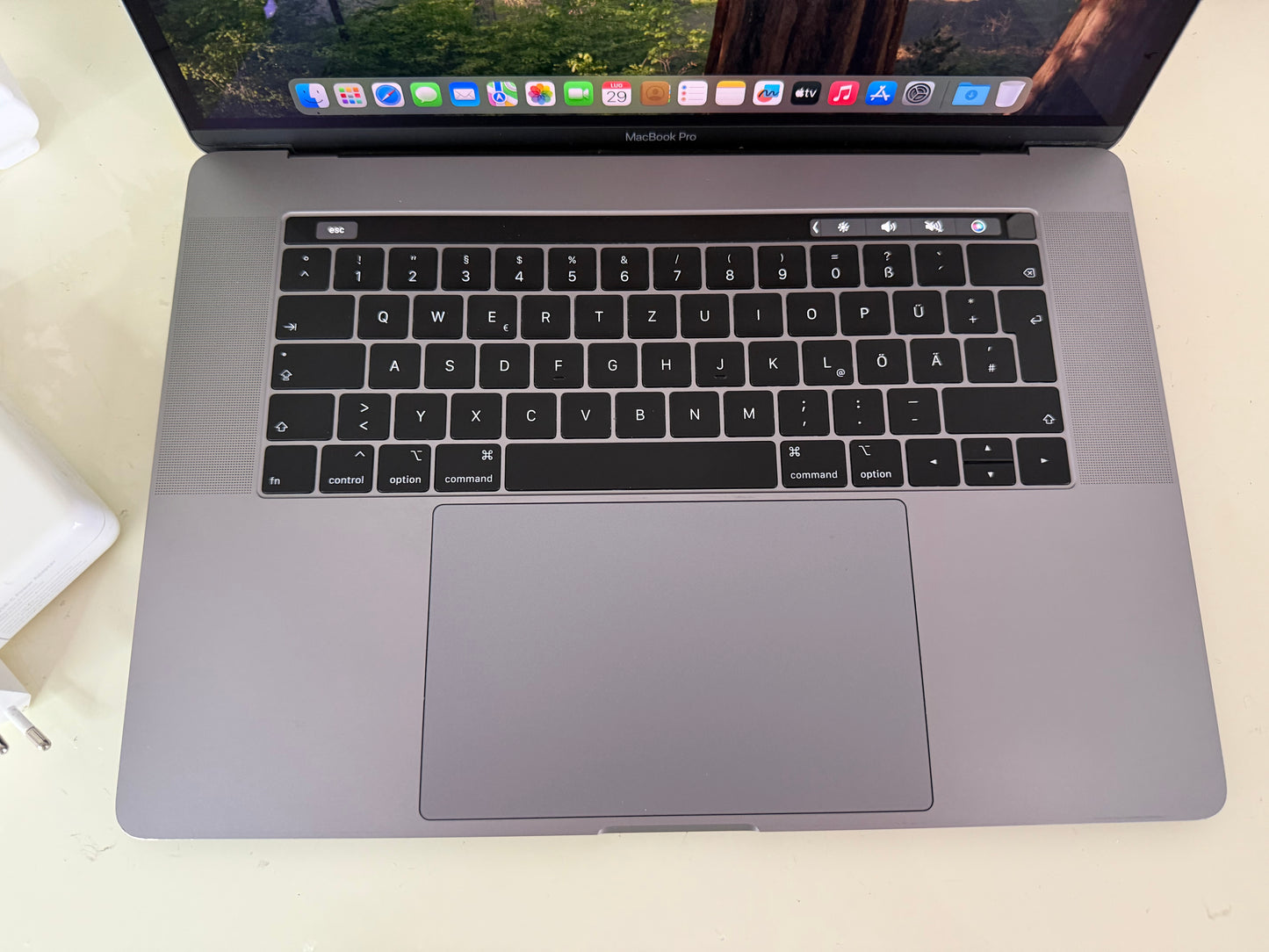 MacBook Pro (2019) [15,4", Touch Bar, Intel Core i9 2,3GHz, 16GB RAM, 512GB SSD, AMD Radeon Pro 560X, Mac OS X] Grigio