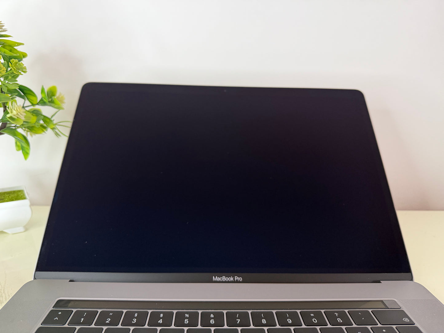 MacBook Pro (2019) [15,4", Touch Bar, Intel Core i9 2,3GHz, 16GB RAM, 512GB SSD, AMD Radeon Pro 560X, Mac OS X] Grigio