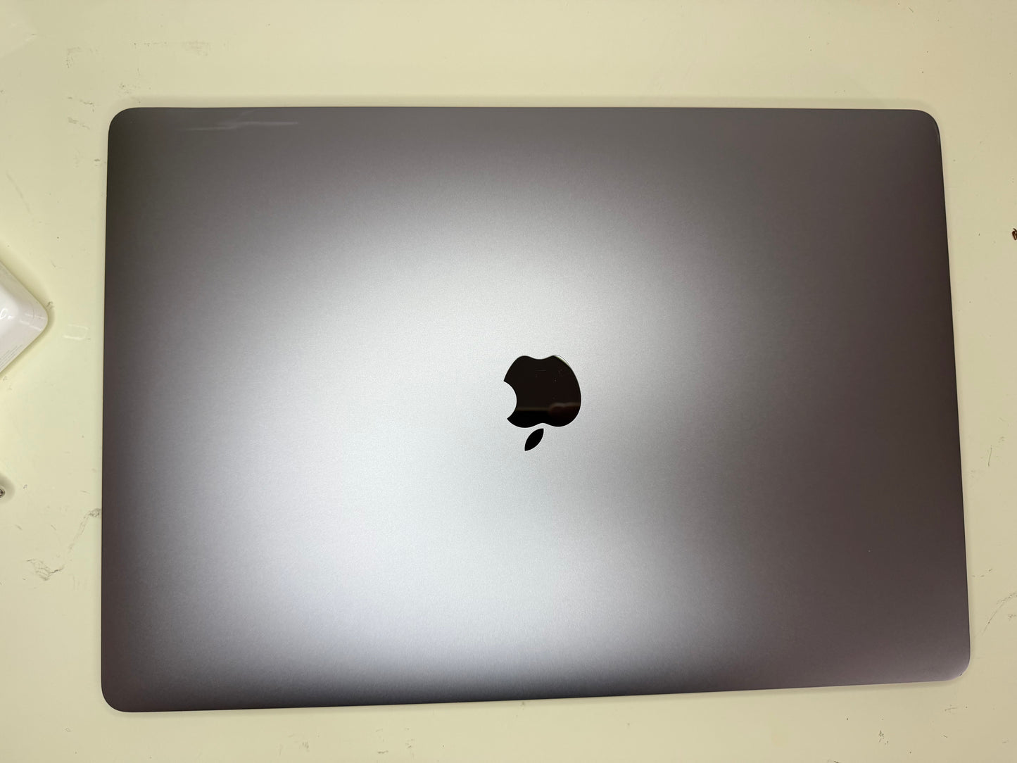 MacBook Pro (2019) [15,4", Touch Bar, Intel Core i9 2,3GHz, 16GB RAM, 512GB SSD, AMD Radeon Pro 560X, Mac OS X] Grigio