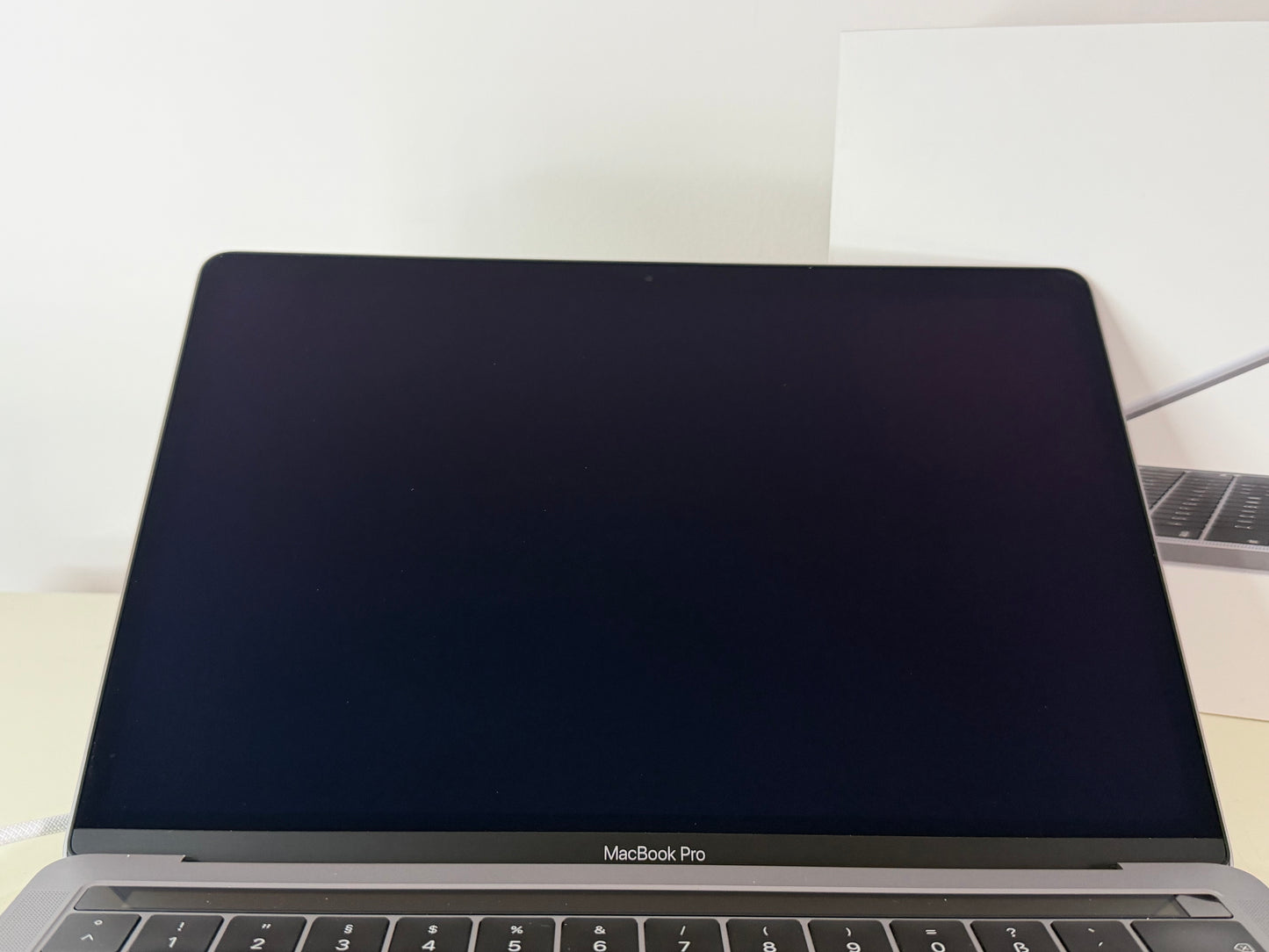 MacBook Pro (2019) [13,3", Touch Bar, Intel Core i5 1,4GHz, 8GB RAM, 256GB SSD, Intel Iris Plus Graphics 645, Mac OS X] grigio