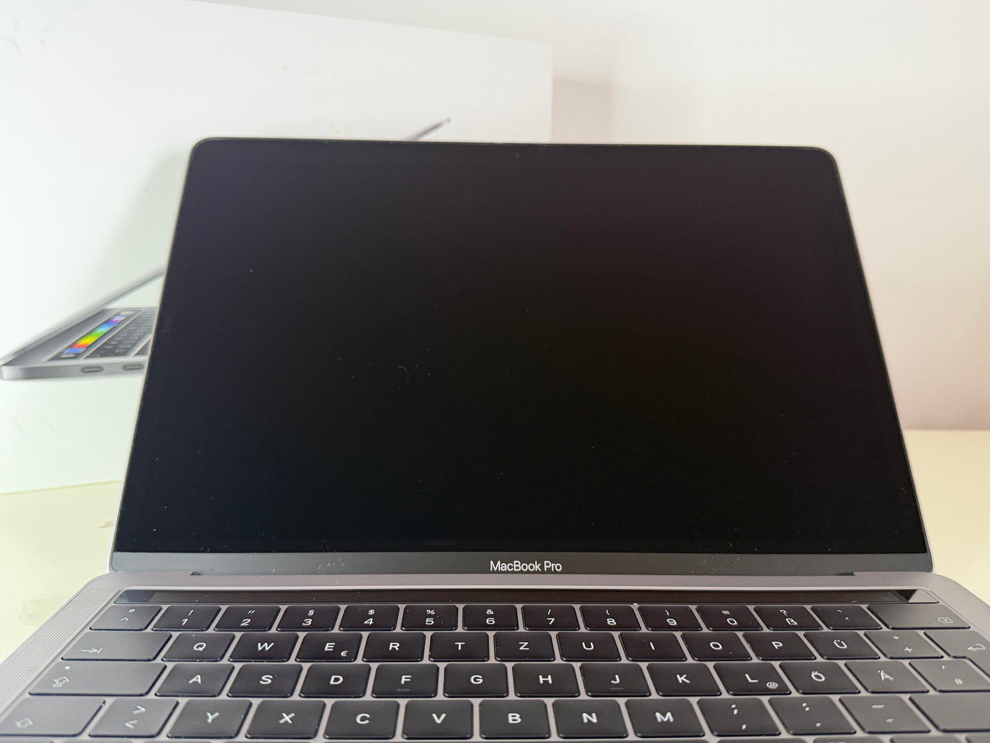 MacBook Pro (2017) [13,3", Touch Bar, Intel Core i5 3,1GHz, 8GB RAM, 256GB SSD, Intel Iris Plus Graphics 650, macOS] grigio