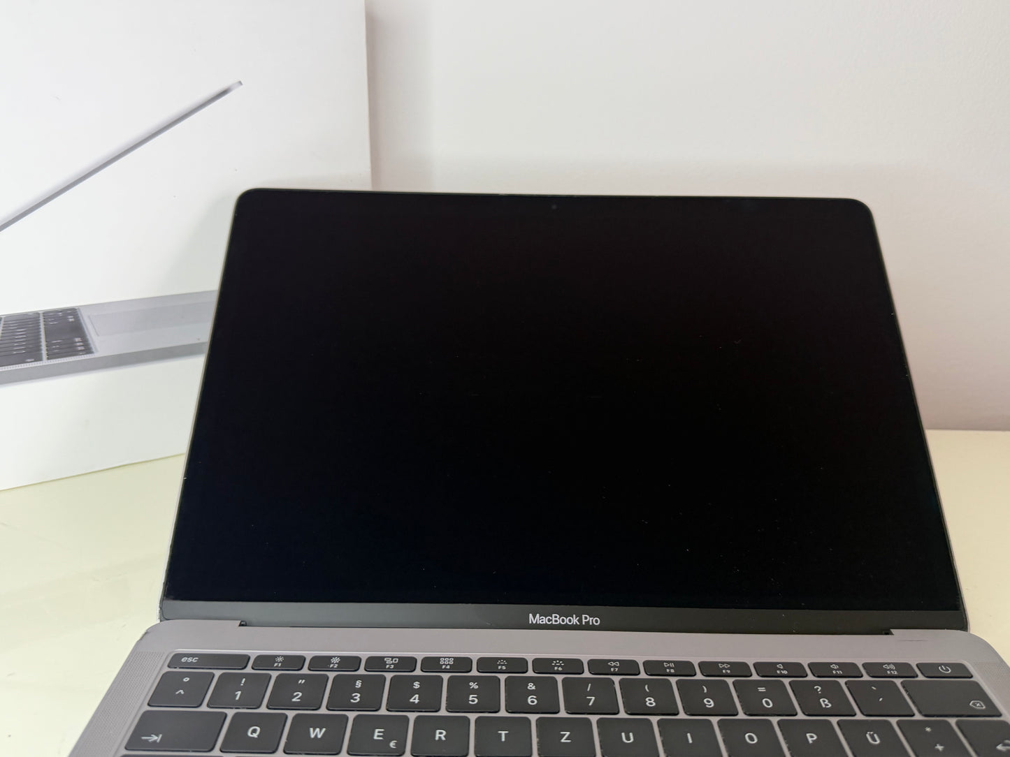 MacBook Pro (2017) [13,3", Intel Core i5 2,3GHz, 8GB RAM, 256GB SSD, Intel Iris Plus Graphics 640, macOS] Grigio