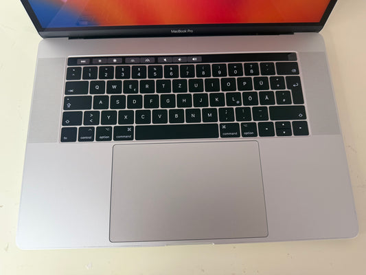 MacBook Pro (Mid 2017) [15,4", Touch Bar, Intel Core i7 2,8GHz, 16GB RAM, 256GB SSD, Intel HD Graphics 630 + AMD Radeon Pro 555, macOS] argento
