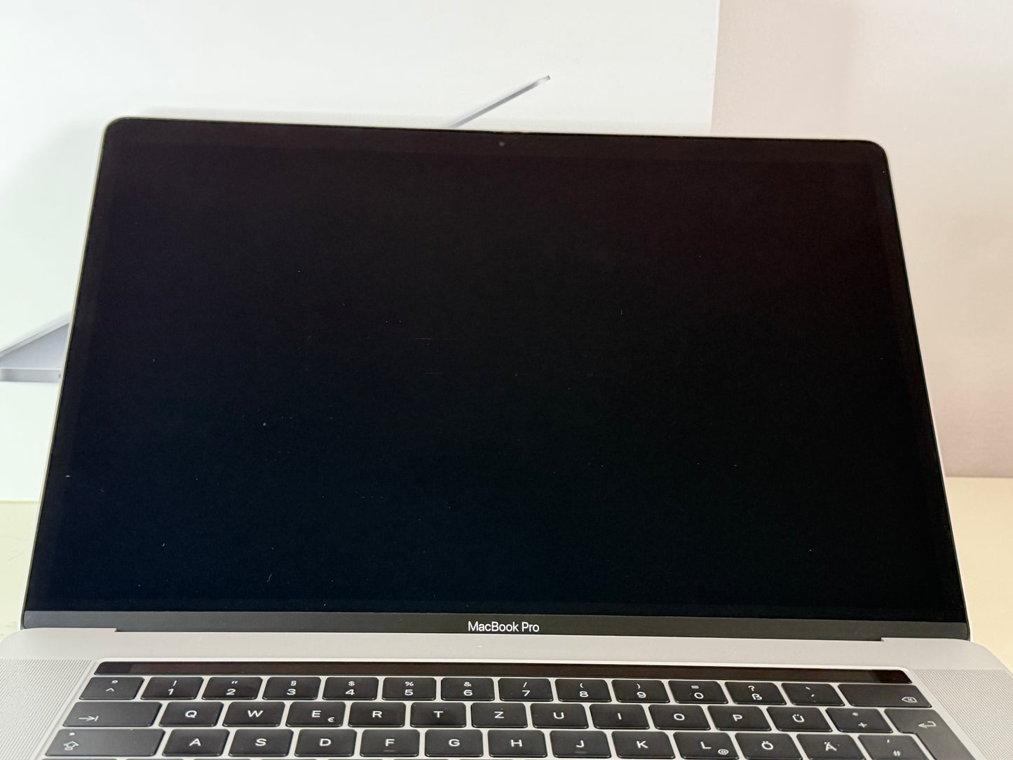 MacBook Pro (Mid 2017) [15,4", Touch Bar, Intel Core i7 2,8GHz, 16GB RAM, 256GB SSD, Intel HD Graphics 630 + AMD Radeon Pro 555, macOS] argento
