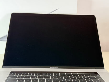MacBook Pro (Mid 2017) [15,4", Touch Bar, Intel Core i7 2,8GHz, 16GB RAM, 256GB SSD, Intel HD Graphics 630 + AMD Radeon Pro 555, macOS] argento