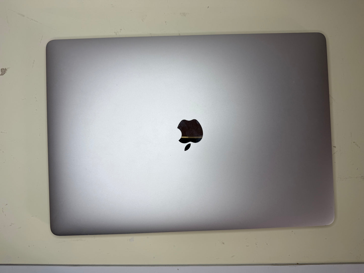 MacBook Pro (Mid 2017) [15,4", Touch Bar, Intel Core i7 2,8GHz, 16GB RAM, 256GB SSD, Intel HD Graphics 630 + AMD Radeon Pro 555, macOS] argento