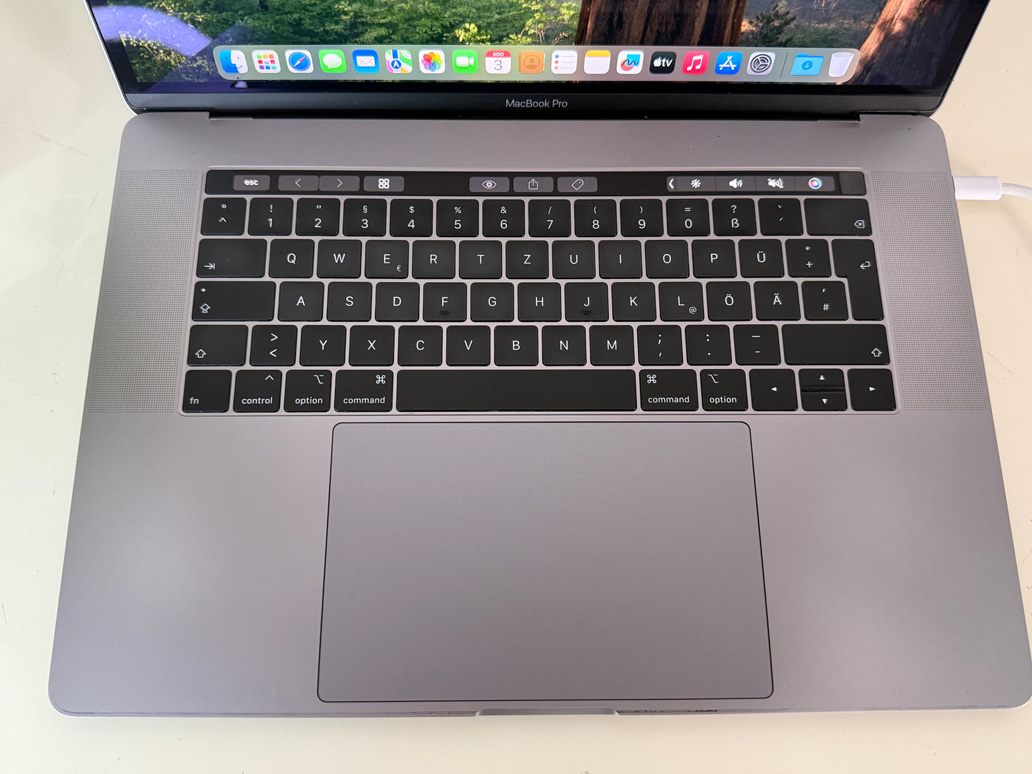 MacBook Pro (2018) [15,4", Touch Bar, Intel Core i7 2,2GHz, 16GB RAM, 512GB SSD, AMD Radeon Pro 555X, macOS] grigio