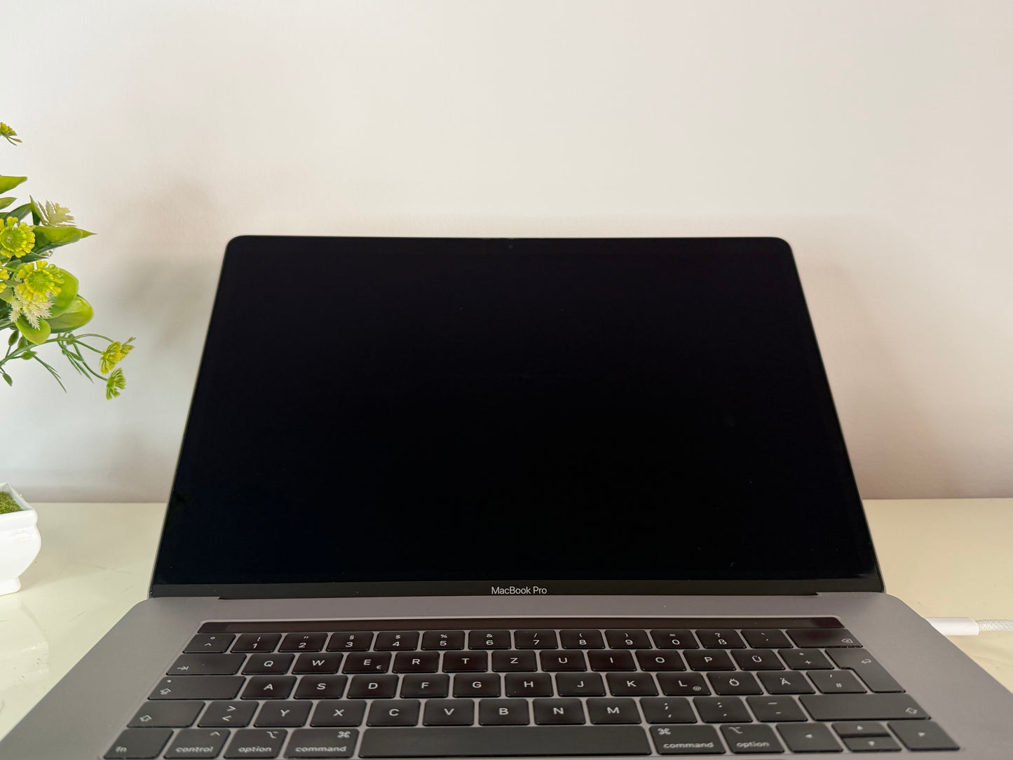 MacBook Pro (2018) [15,4", Touch Bar, Intel Core i7 2,2GHz, 16GB RAM, 512GB SSD, AMD Radeon Pro 555X, macOS] grigio