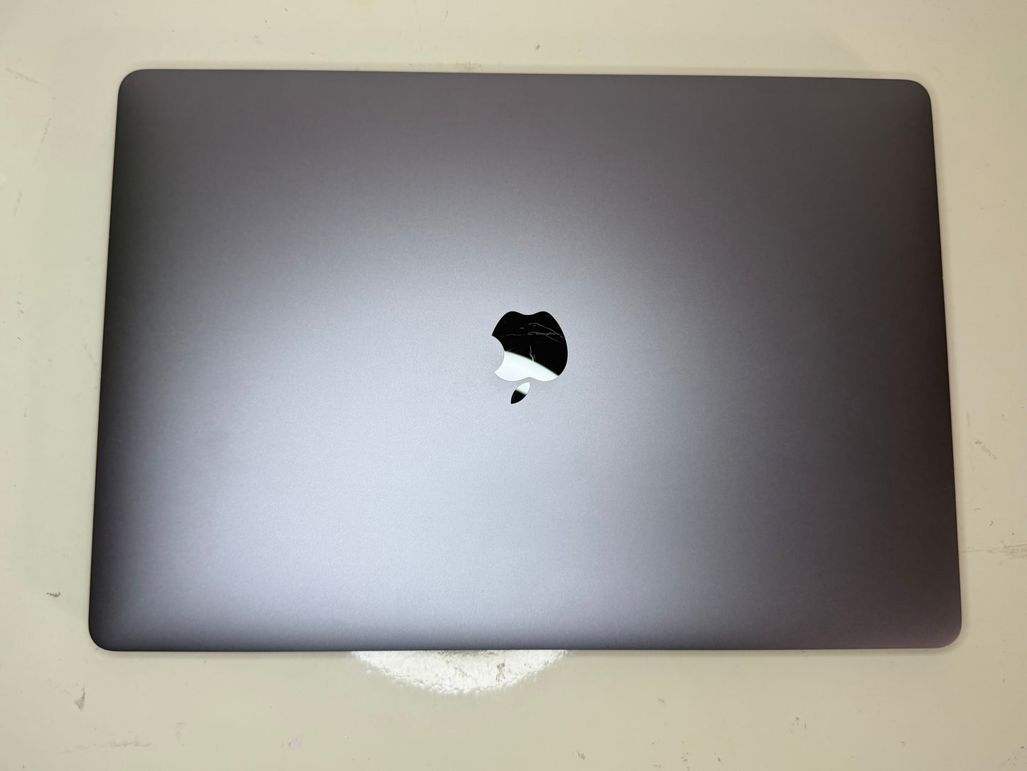 MacBook Pro (2018) [15,4", Touch Bar, Intel Core i7 2,2GHz, 16GB RAM, 512GB SSD, AMD Radeon Pro 555X, macOS] grigio
