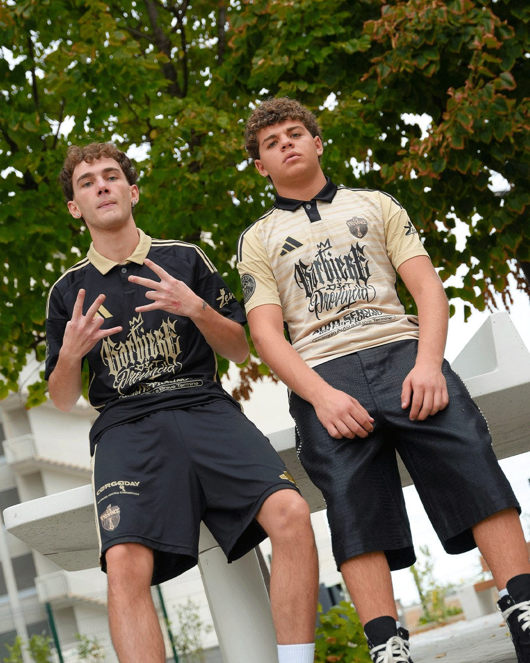 Due giocatori con le maglie di LAPROVINCE.FC